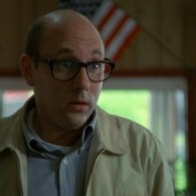 Willie Garson nel ruolo di Martin Lloyd, un alieno che vive sulla Terra con la fissa delle cospirazioni governative nella serie Stargate SG-1, episodio: Punto di non ritorno
