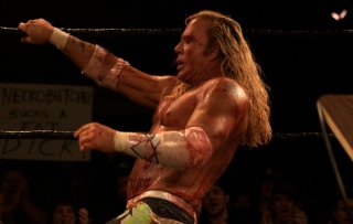 Mickey Rourke in una scena del film The Wrestler