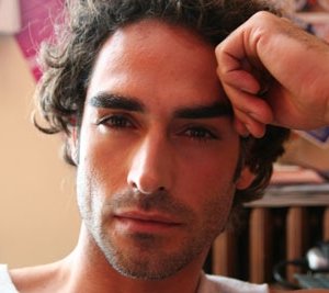 Sergio Muniz è Marco in Broker - Eroi per gioco