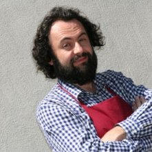 Stefano Pelliconi è Beppe il barista in Brokers - Eroi per gioco