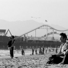 Brian McGuire e Kathleen Luong in una sequenza del film In Search of a Midnight Kiss