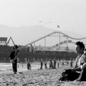 Brian McGuire e Kathleen Luong in una sequenza del film In Search of a Midnight Kiss