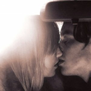 Il bacio di Sara Simmonds e Scoot McNairy in una scena del film In Search of a Midnight Kiss