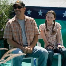Kevin Costner e Madeline Carroll in una scena del film Swing Vote