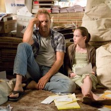 Kevin Costner e Madeline Carroll in una sequenza del film Swing Vote