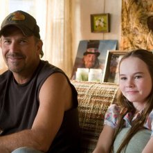 Kevin Costner e Madeline Carroll in una sequenza di Swing Vote