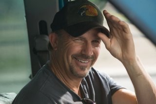 Kevin Costner in una scena del film Swing Vote