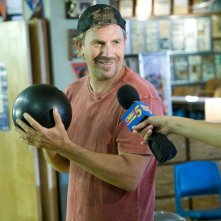 Kevin Costner interpreta Bud Johnson nel film Swing Vote