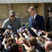 Madeline Carroll, Kevin Costner, Mark Moses e Adam Taylor in una sequenza del film Swing Vote