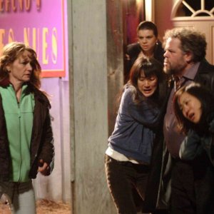 Melissa Leo, Nancy Wu, Mark Boone Junior e Betty Ouyang in una scena del film Frozen River