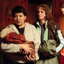 Misty Upham e Melissa Leo in una scena del film Frozen River