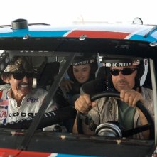 Richard Petty, Madeline Carroll e Kevin Costner in una scena di Swing Vote