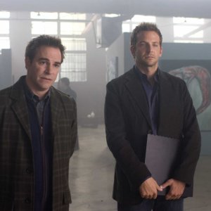 Roger Bart e Bradley Cooper in una scena del film The Midnight Meat Train
