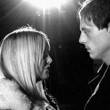 Sara Simmonds e Scoot McNairy in una scena del film In Search of a Midnight Kiss