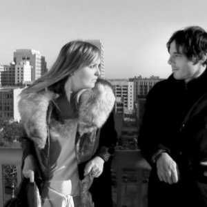 Sara Simmonds e Scoot McNairy in una sequenza del film In Search of a Midnight Kiss