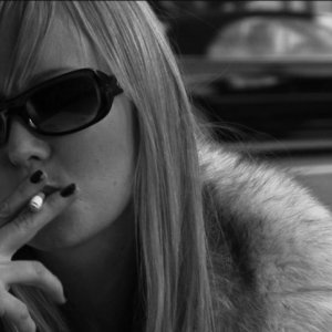 Sara Simmonds in una scena del film In Search of a Midnight Kiss