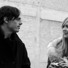 Scoot McNairy e Sara Simmonds in una scena del film In Search of a Midnight Kiss