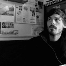 Scoot McNairy in una scena del film In Search of a Midnight Kiss