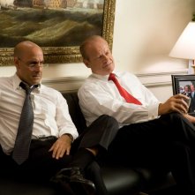 Stanley Tucci e Kelsey Grammer in una scena del film Swing Vote