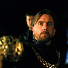 Tim Roth in una scena del film Decameron Pie