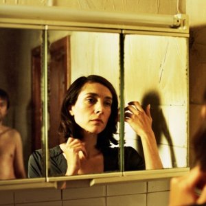 Frank Vercruyssen e Sara de Roo in una scena del film Nowhere Man