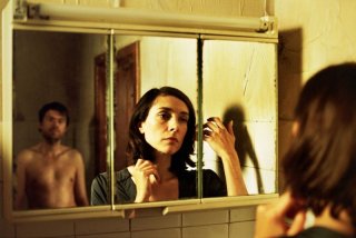 Frank Vercruyssen e Sara de Roo in una scena del film Nowhere Man