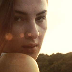 Ioana Flora in una scena del film Hooked