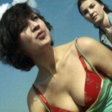 Maria Dinulescu e Ioana Flora in una scena del film Hooked