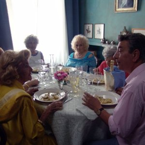 Valeria De Franciscis e Gianni Di Gregorio in una scena del film Pranzo di Ferragosto