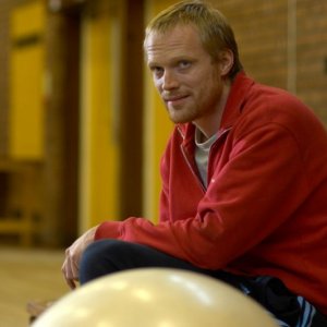 Paul Bettany in una sequenza del film Broken Lines