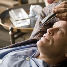 John Malkovich in una scena del film Burn After Reading dei fratelli Coen