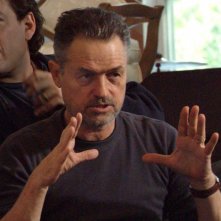 Il regista Jonathan Demme sul set del film Rachel Getting Married