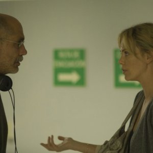 Il regista Guillermo Arriaga e Charlize Theron sul set del film The Burning Plain