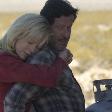 Kim Basinger e Joaquim de Almeida in una scena del film The Burning Plain