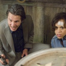 Gary Cole e Rosie Perez in una scena del film Strafumati