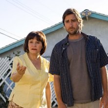 Adriana Barraza e Luke Wilson in una scena del film Henry Poole is Here