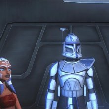 Anakin Skywalker, Ahsoka e un Clone comunicano con Obi -Wan Kenobi in una scena del film Star Wars: The Clone Wars