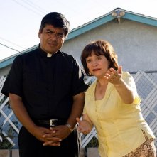 George Lopez e Adriana Barraza in una sequenza del film Henry Poole is Here