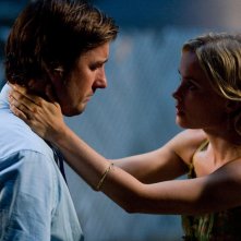 Luke WIlson e Radha Mitchell in una sequenza del film Henry Poole is Here