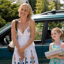 Radha Mitchell e Morgan Lily in una scena del film Henry Poole is Here