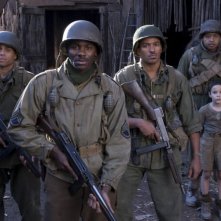 Michael Ealy, Derek Luke, Laz Alonso, Omar Benson Miller e Matteo Sciabordi in una scena del film Miracolo a S. Anna