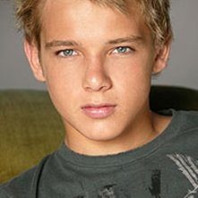 Un primo piano di Max Thieriot