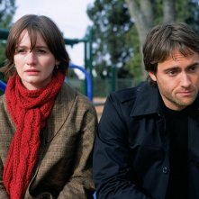 Emily Mortimer e Stuart Townsend in una scena del film Chaos Theory