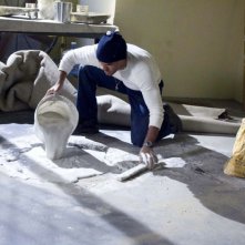 Amaury Nolasco nel rulo di Fernando Sucre mentre ricopre il buco di accesso al tunnel nell'episodio 'Crollo psicologico' della serie Prison Break