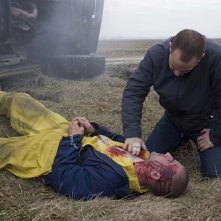 Dominic Purcell insieme a Paul Adelstein che interpreta Paul Kellerman nella serie Prison Break, episodio: La chiave