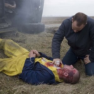 Dominic Purcell insieme a Paul Adelstein che interpreta Paul Kellerman nella serie Prison Break, episodio: La chiave