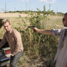 Robert Knepper insieme a Dominic Purcell in un momento dell'episodio 'In ordine sparso' della serie Prison Break