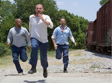 Rockmond Dunbar, Dominic Purcell e Peter Stormare in una scena dell'episodio 'Caccia all'uomo' della serie Prison Break