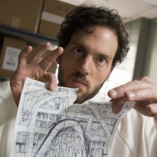 Silas Weir Mitchell nel ruolo di Haywire mentre minaccia di distruggere i disegni necessari alla fuga nell'episodio 'Gioco d'azzardo' della serie Prison Break
