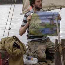 Silas Weir Mitchell, nel ruolo di Haywire, qui mentre costruisce la sua zattera per il viaggio in Olanda, nell'episodio Il messaggio, della serie Prison Break